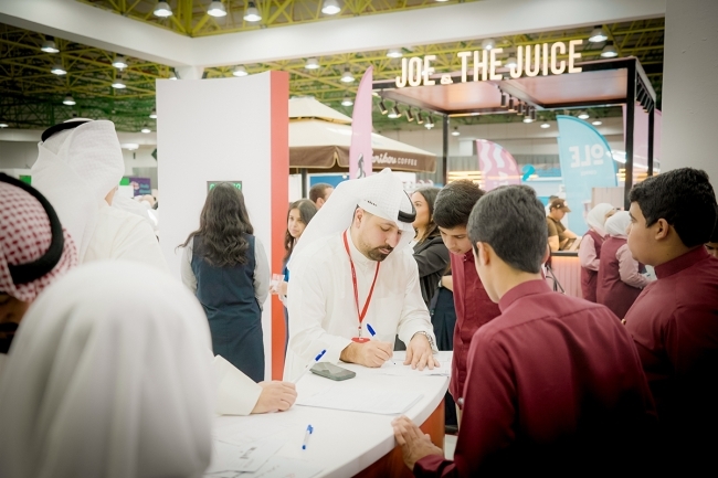 إقبال لافت على جناح بنك الخليج في معرض دراستي