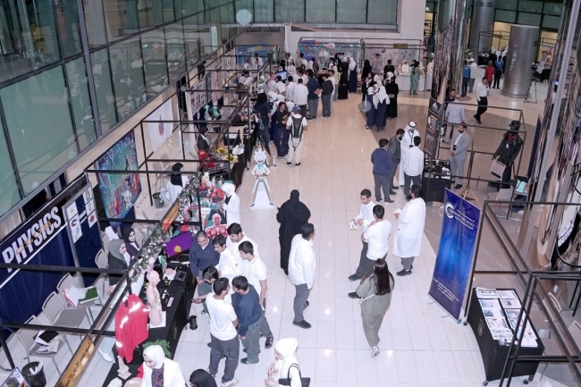 كلية العلوم تفتتح معرض «علوم الأحياء»