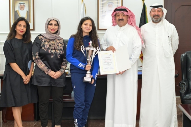 ‏اليوسف يكرم ثلاث لاعبات من منتخب الشابات