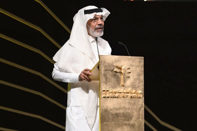 إبراهيم الحساوي... وجوه في المرايا وظلال بعيدة *