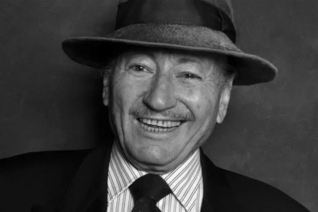 الجزائر.. وفاة المخرج والمنتج السينمائي محمد لخضر حمينة عن 91 عاماً