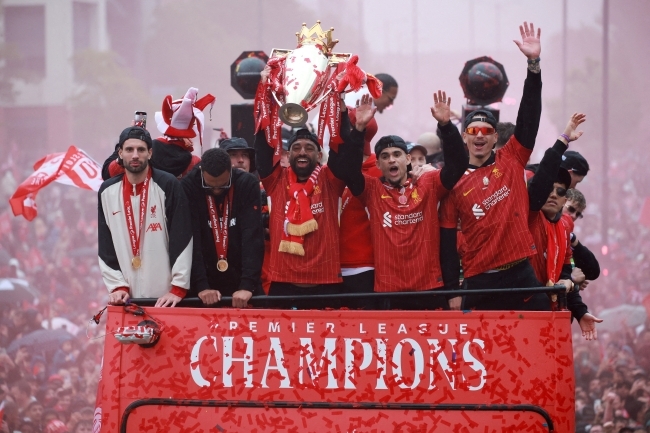 ليفربول يحتفل بلقب الدوري الإنجليزي في موكب نصر جماهيري