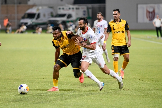 الكويت يتخطى القادسية ويتأهل لنهائي كأس سمو الأمير