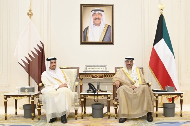 سمو ولي العهد يستقبل العبدالله ورئيس الوزراء القطري
