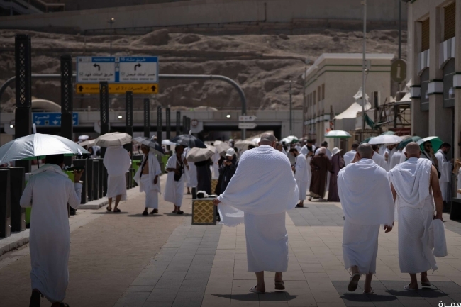 ضيوف الرحمن يتوافدون إلى صعيد عرفات لأداء ركن الحج الأعظم