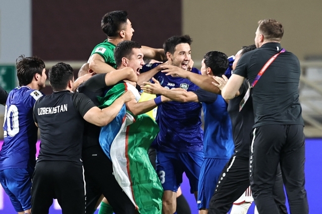 أوزبكستان تتعادل مع الإمارات وتصعد لكأس العالم للمرة الأولى في تاريخها