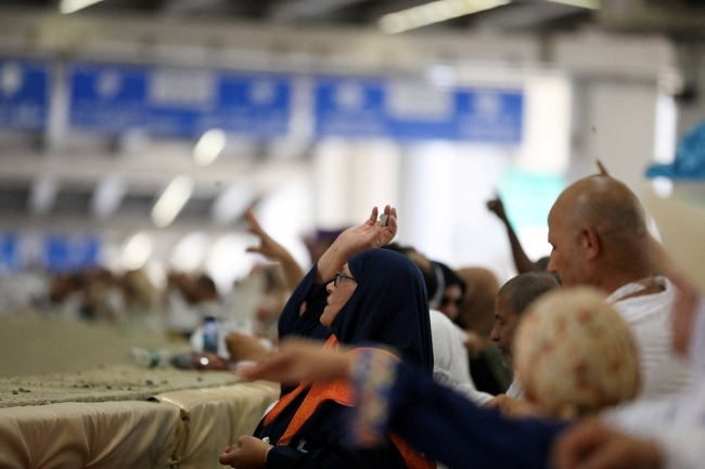 الحجاج يؤدون رمي الجمرات في أول أيام عيد الأضحى