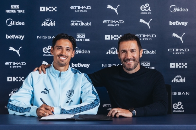 مانشستر سيتي يتعاقد مع لاعب الوسط الهولندي رايندرس