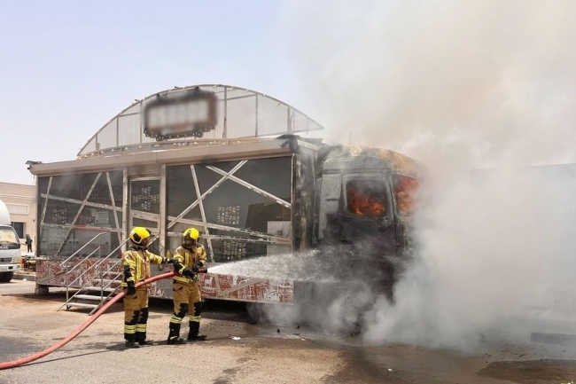 السيطرة على حريق 4 مركبات «فود تراك» في «المطلاع»
