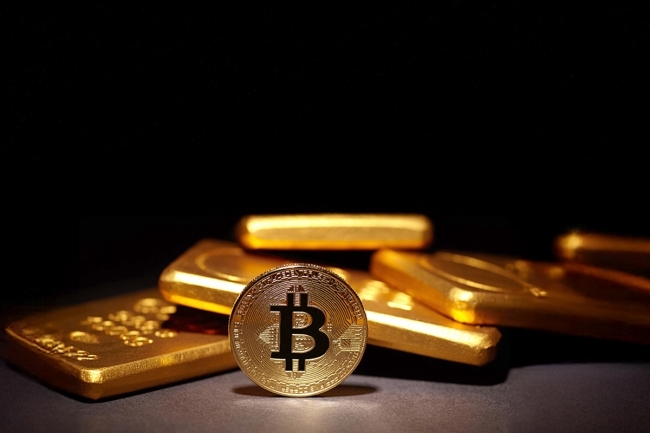 «بتكوين» تكسب عقب تثبيت «الفدرالي» للفائدة