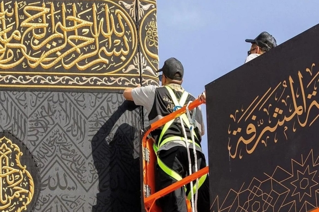 بدء مراسم تغيير كسوة الكعبة المشرفة