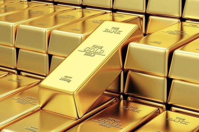 الذهب يصعد مع ضعف الدولار وانتقاد ترامب لباول