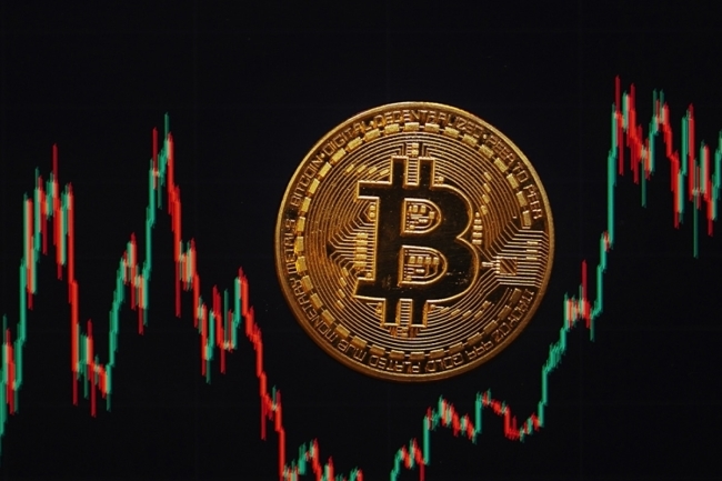 «بتكوين» تتراجع من ذروتها التاريخية إلى 117 ألف دولار