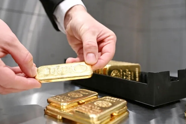 الذهب يرتفع مع انخفاض الدولار