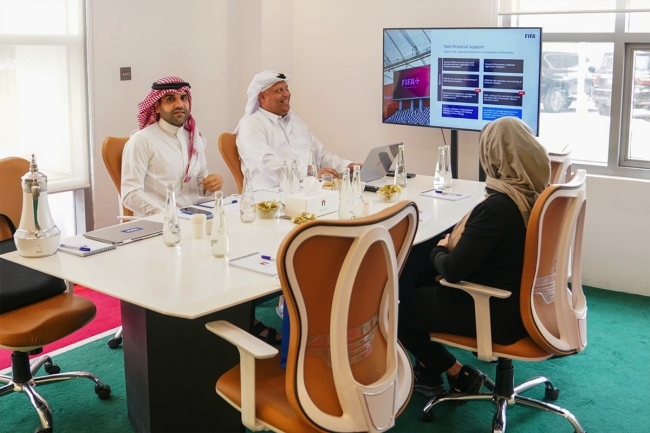 ‏الحردان تبحث مع مسؤول في «فيفا» برامج التطوير بالاتحاد الدولي