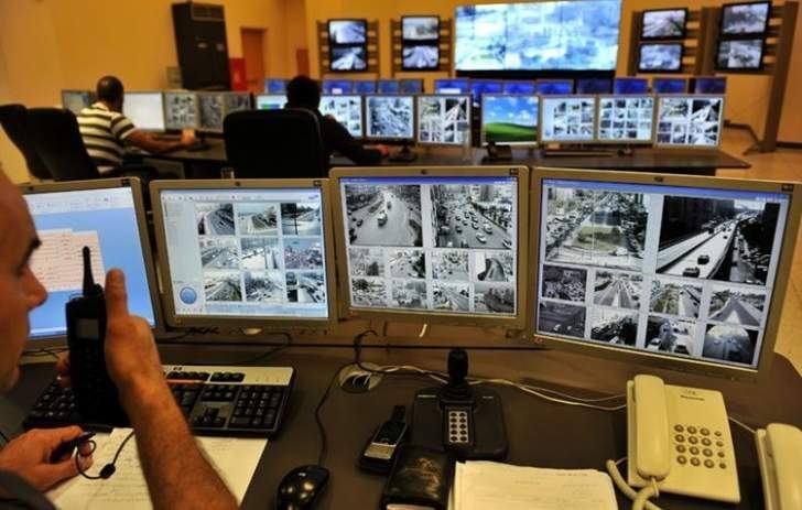 جريح في انقلاب مركبة على أوتوستراد المنصف