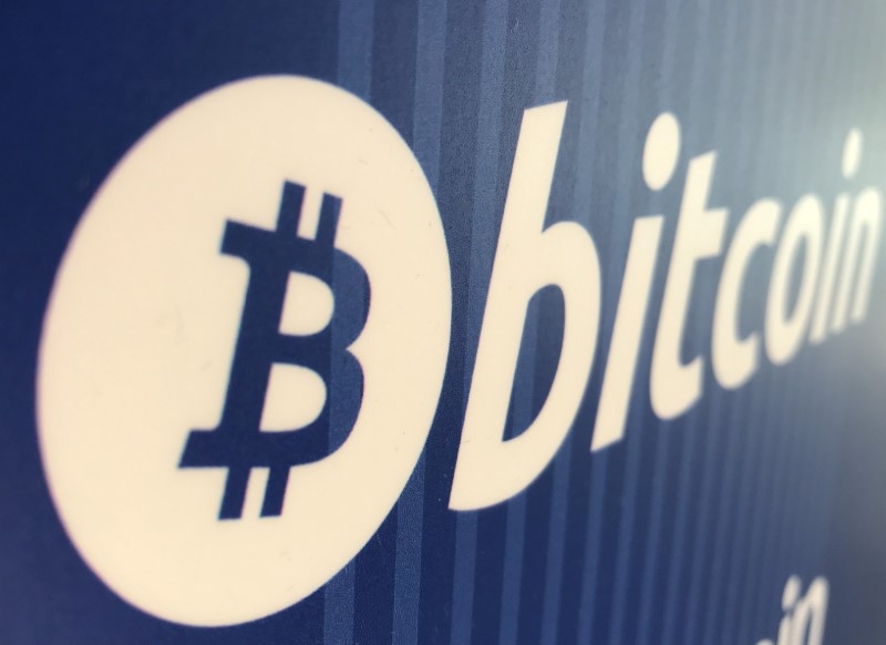 عملة البتكوين تسجل رقما قياسيا جديدا بإرتفاعها لأكثر من 99 ألف دولار