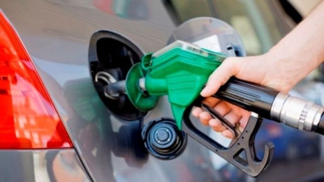 مخاوف من استعادة زخم الغلاء… موظفو لبنان يرفضون زيادة أسعار المحروقات