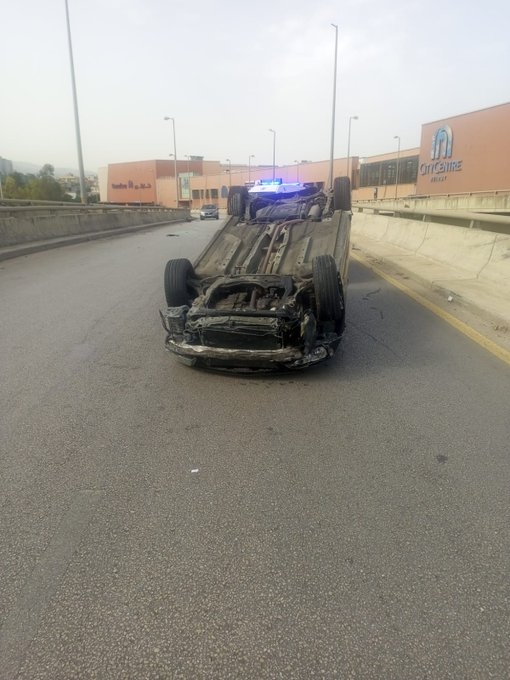 التحكم المروري: جريح نتيجة انقلاب سيارة على اوتوستراد الرئيس الهراوي باتجاه الاشرفية
