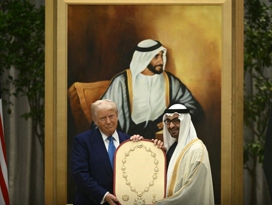 بالفيديو: محمد بن زايد يمنح ترامب 'وسام الشيخ زايد'