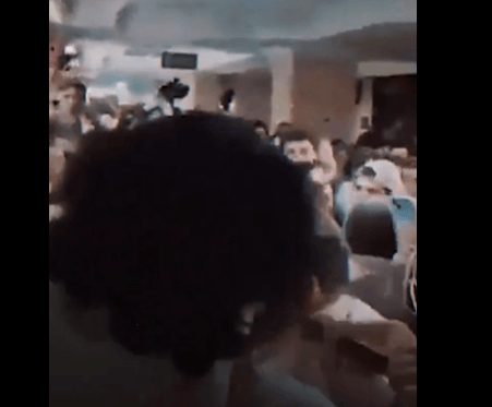 بالفيديو: تدافع وتشابك بالأيدي بين إسرائيليين في أحد الملاجئ، قبيل بدء وصول صواريخ أطلقتها إيران