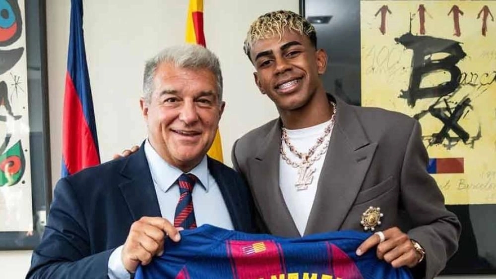 لامين يامال يتسلّم القميص رقم 10 في برشلونة