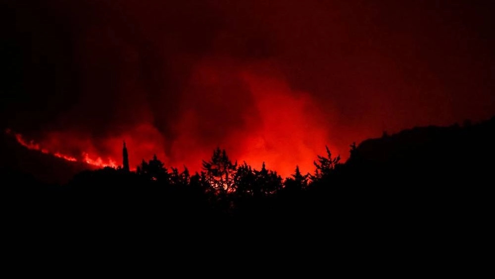 الحريق في جنوب اسبانيا يواصل تمدده وإجلاء آلاف السياح