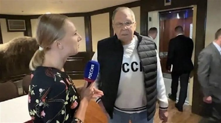 'موضة سوفييتية'…أول تعليق من لافروف على جدل القميص!