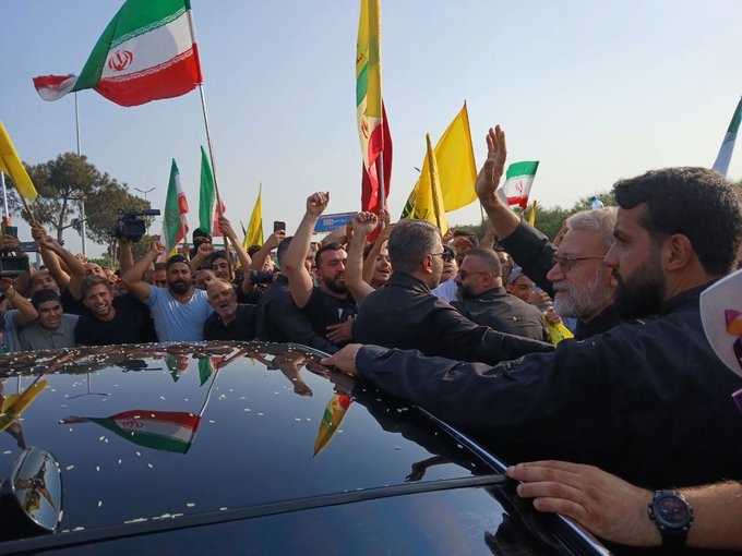 بالأرز والورود.. مشهدٌ شعبي حافل يواكب لاريجاني في بيروت