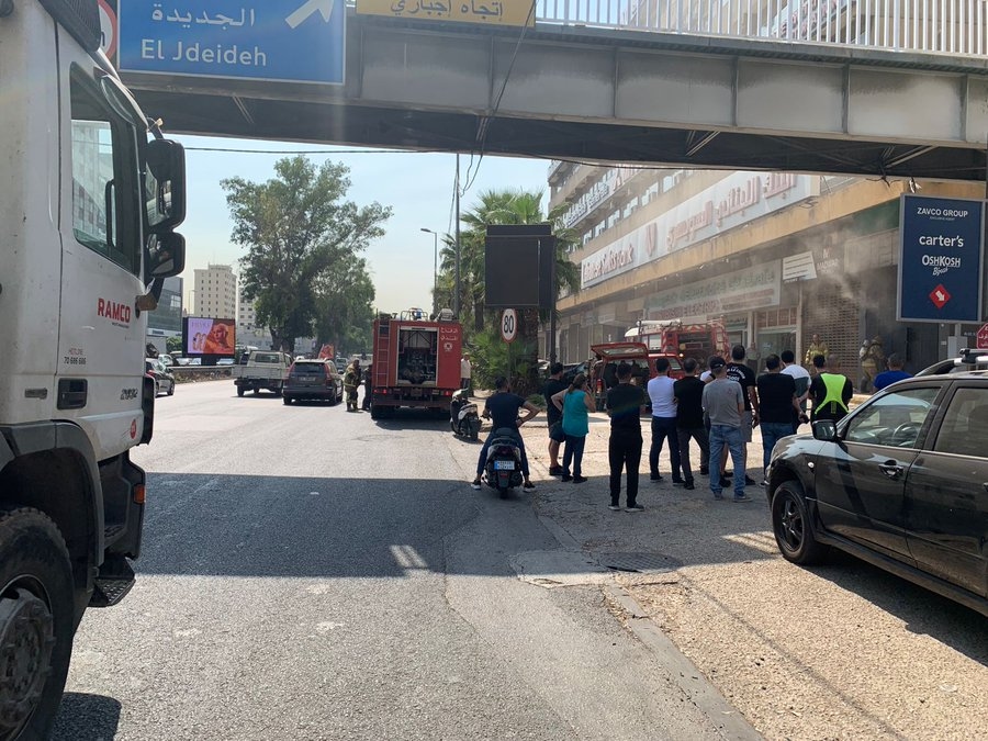 اندلاع حريق داخل احد المحلات التجارية محلة اوتوستراد الدورة المسلك الغربي مما سبب بازدحام مروري في المحلة – فرق من الدفاع المدني تعمل على معالجة الحريق
