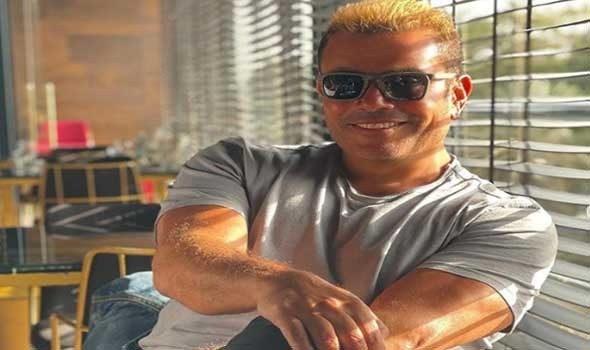 عمرو دياب يشارك أجواء الصيف مع ابنتيه جانا وكنزي