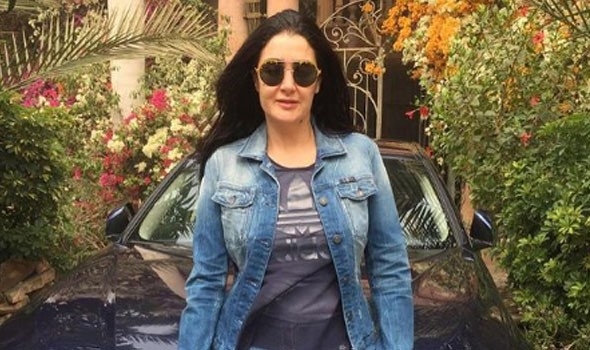 غادة عبد الرازق تعلق على آخر صورة قبل أن تصاب في ساقها