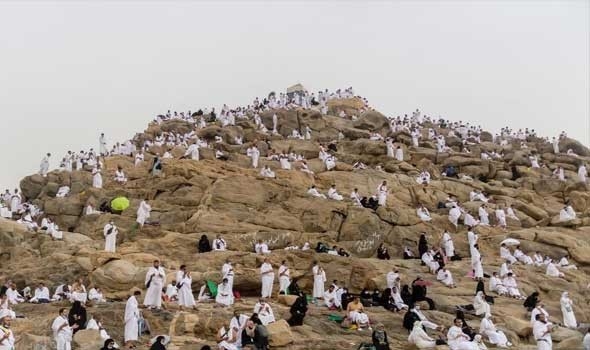 الحجاج يؤدون الركن الأعظم من مناسك الحج بالوقوف على جبل الرحمة في يوم عرفة