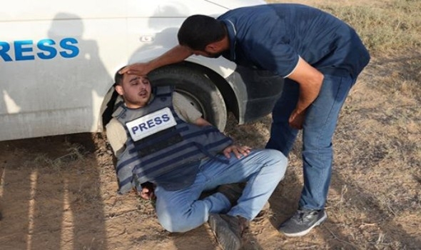 الاحتلال الإسرائيلي يواصل استهداف الصحفيين في فلسطين وتسجيل 180 حالة اعتقال منذ الإبادة