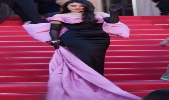هيفاء وهبي تتألق بتنسيق اللون الزهري والأسود مع لمسة الذهبي