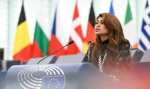 ترحيل الناشطة الفرنسية الفلسطينية ريما حسن إلى باريس بعد احتجازها على متن سفينة متجهة إلى غزة