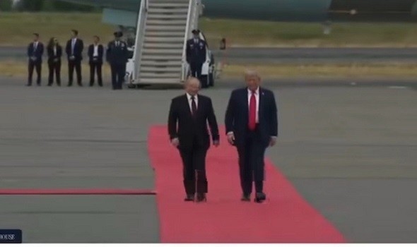 ترمب يستبعد حاليا فرض رسوم على شراء النفط من روسيا