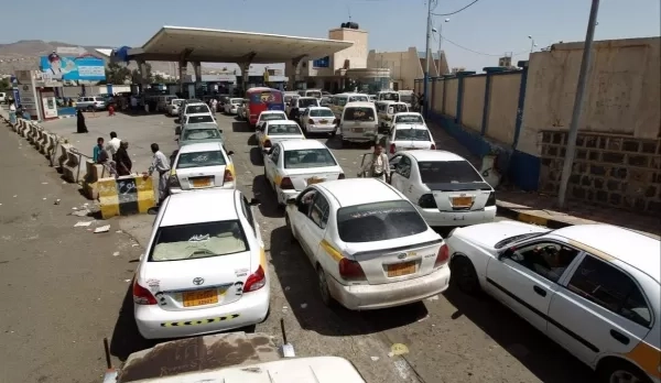 تفاقم أزمة الوقود في مناطق سيطرة الحوثيين بعد قصف ميناء رأس عيسى