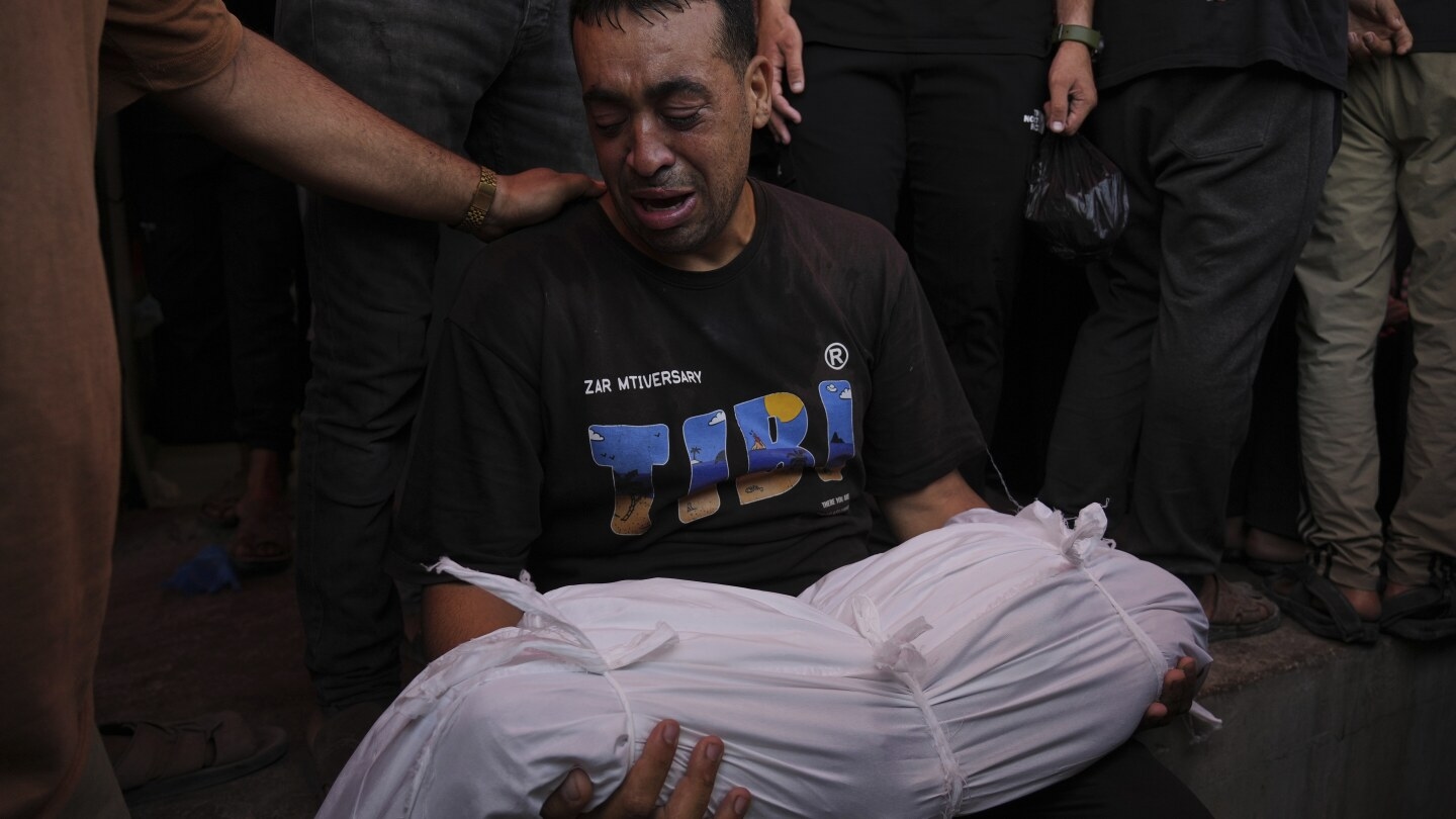 الاعلام الغربي يوثق.. قنبلة إسرائيلية على مقهى بغزة وإطلاق نار أميركي على منتظري المساعدات