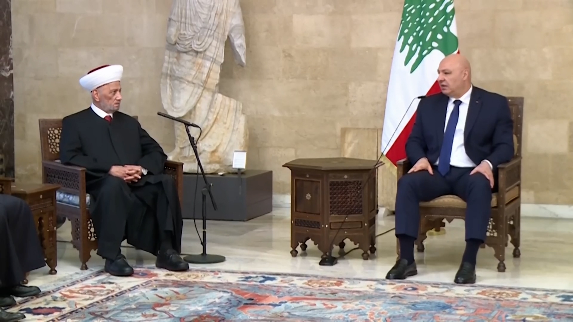 الرئيس عون والشيخ دريان يؤكدان على وحدة اللبنانيين ورفض استدراج الفتنة