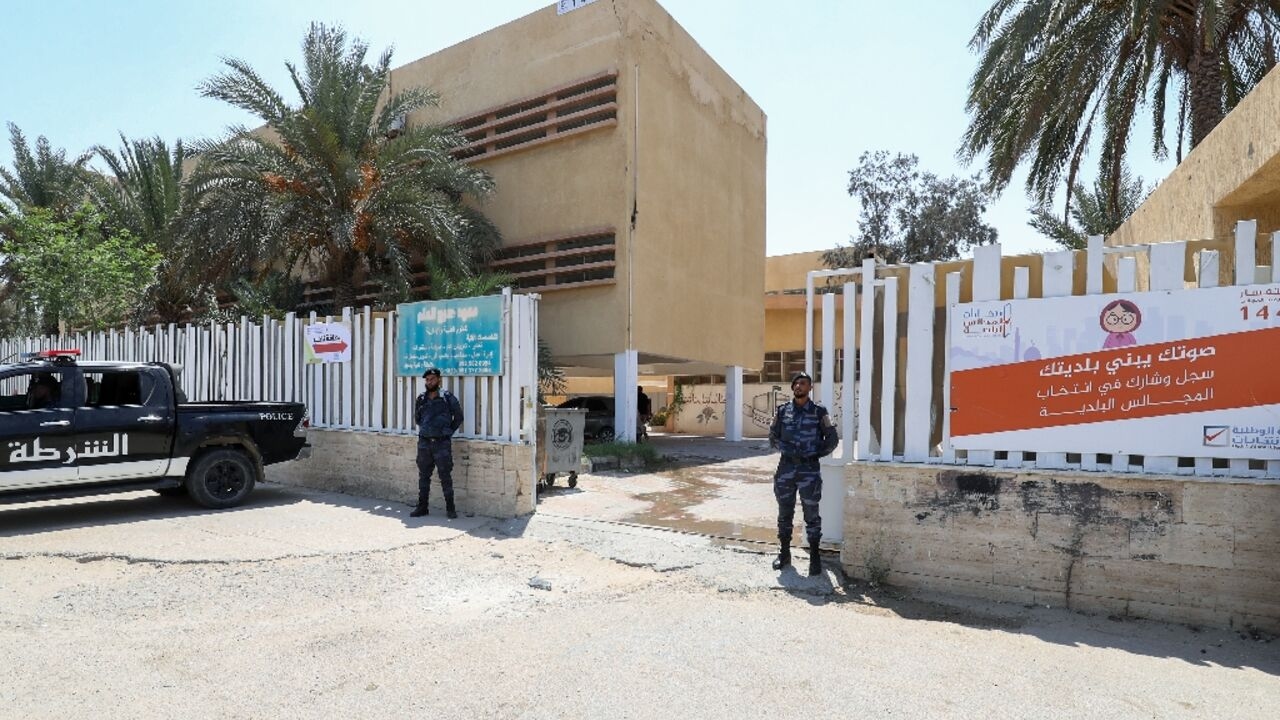 آلاف الليبيين يشاركون في انتخابات محلية رغم التوترات الأمنية