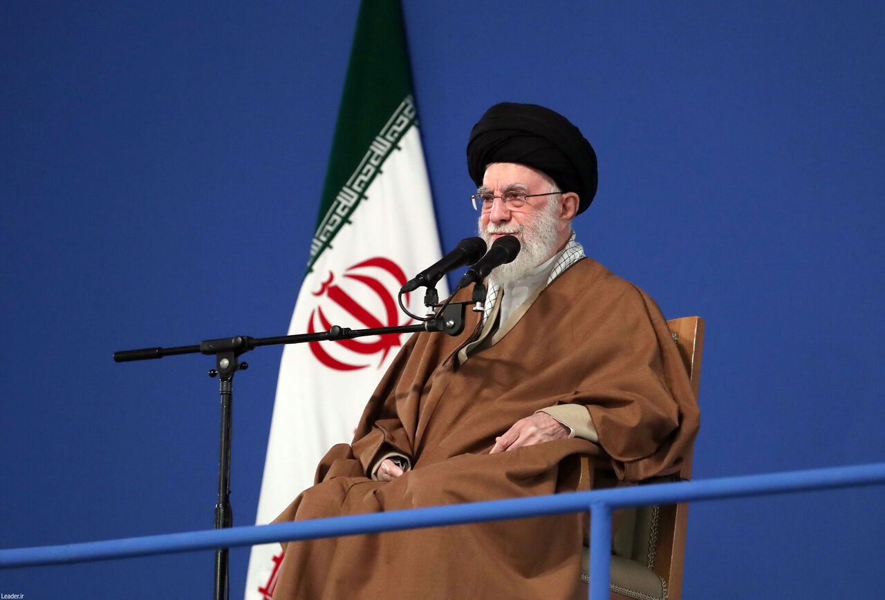 الإمام الخامنئي: رئيس أمريكا ومسؤولوها استخدموا القوّة لارتكاب مجازر إبادة في غزّة