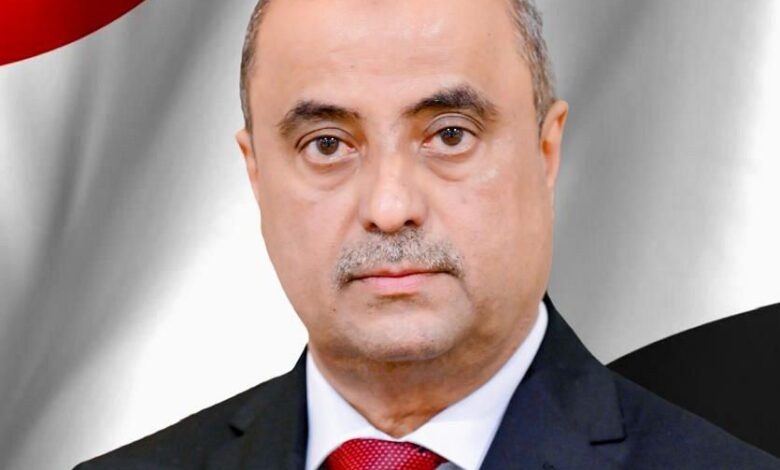 رئيس مجلس الوزراء يعزي نائب الرئيس الأسبق علي سالم البيض بوفاة شقيقه