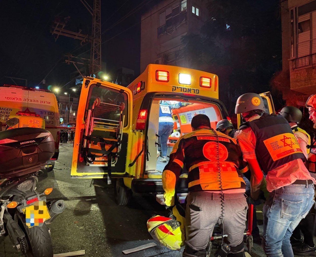 الرشقة الثالثة.. إيران تُكثف ضرباتها الصاروخية على إسرائيل وتصيب مناطق استراتيجية