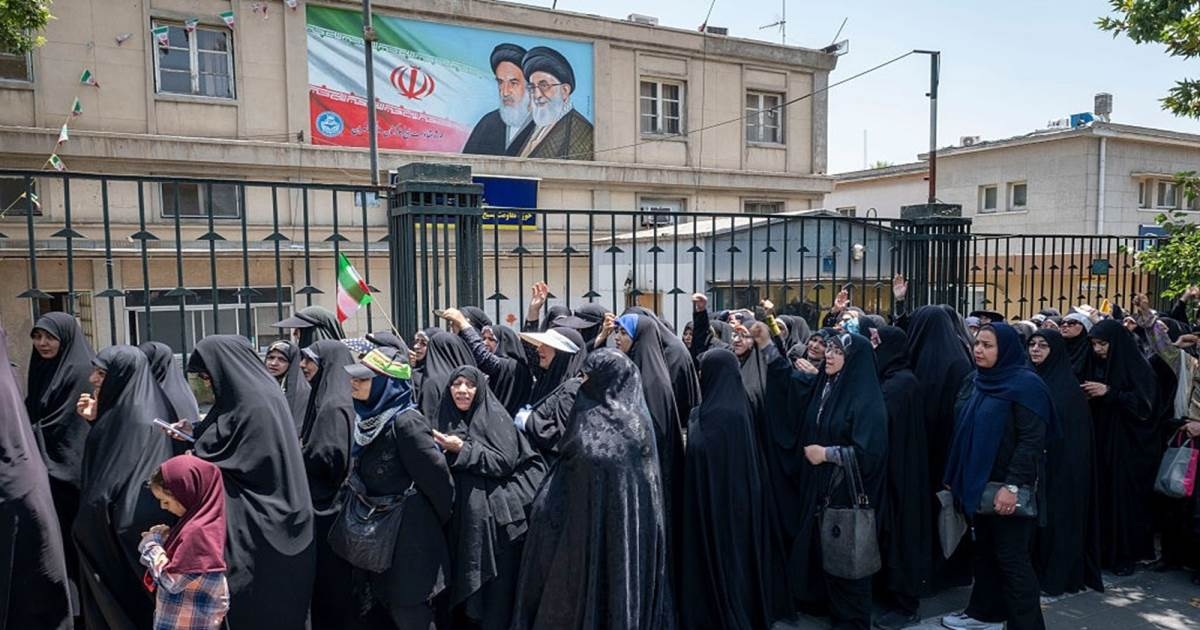 نظام الملالي على كف "الشيطانَين"