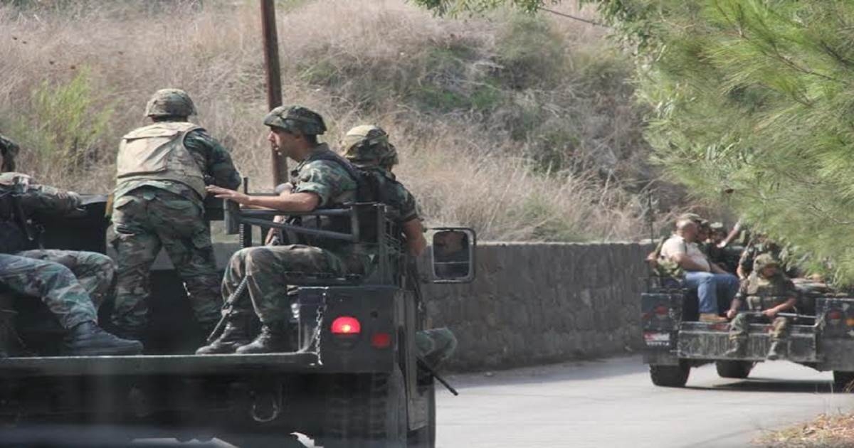 عصابة مسلحة تغدر بدورية لقوى الأمن وتحرر سجيناً