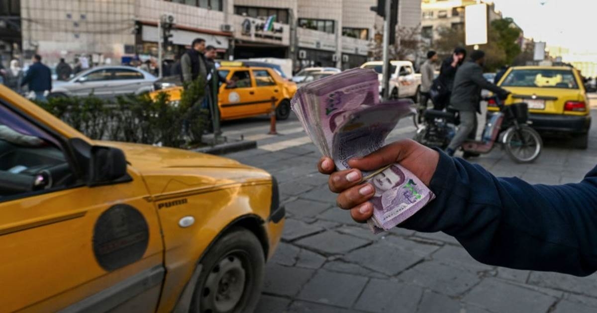 الليرة السورية تخسر مكاسب إعلان ترامب رفع العقوبات