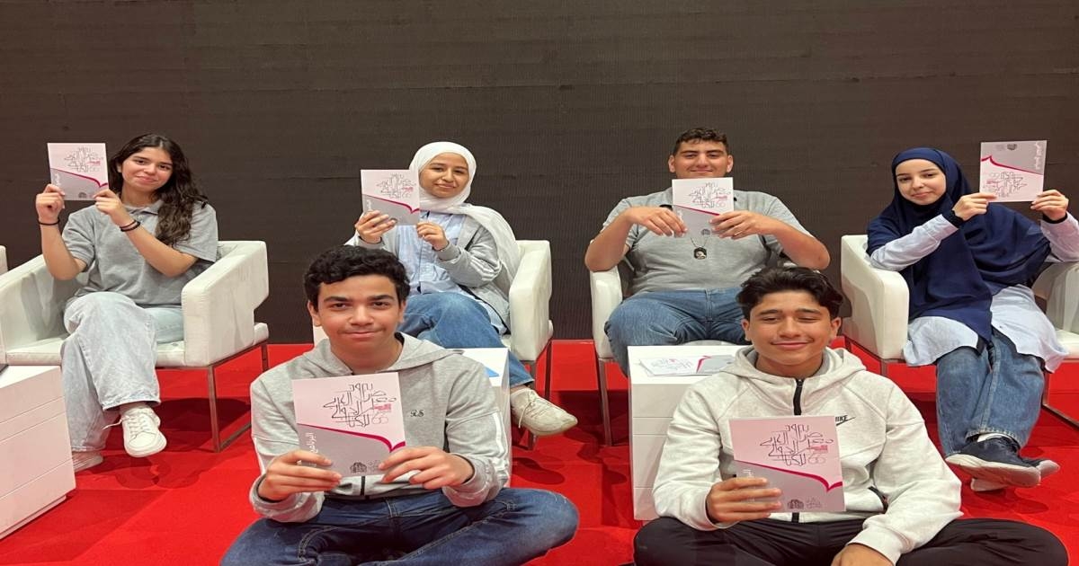 جيل اللمسة الذكية: طلاب في زمن الشاشة والكتاب