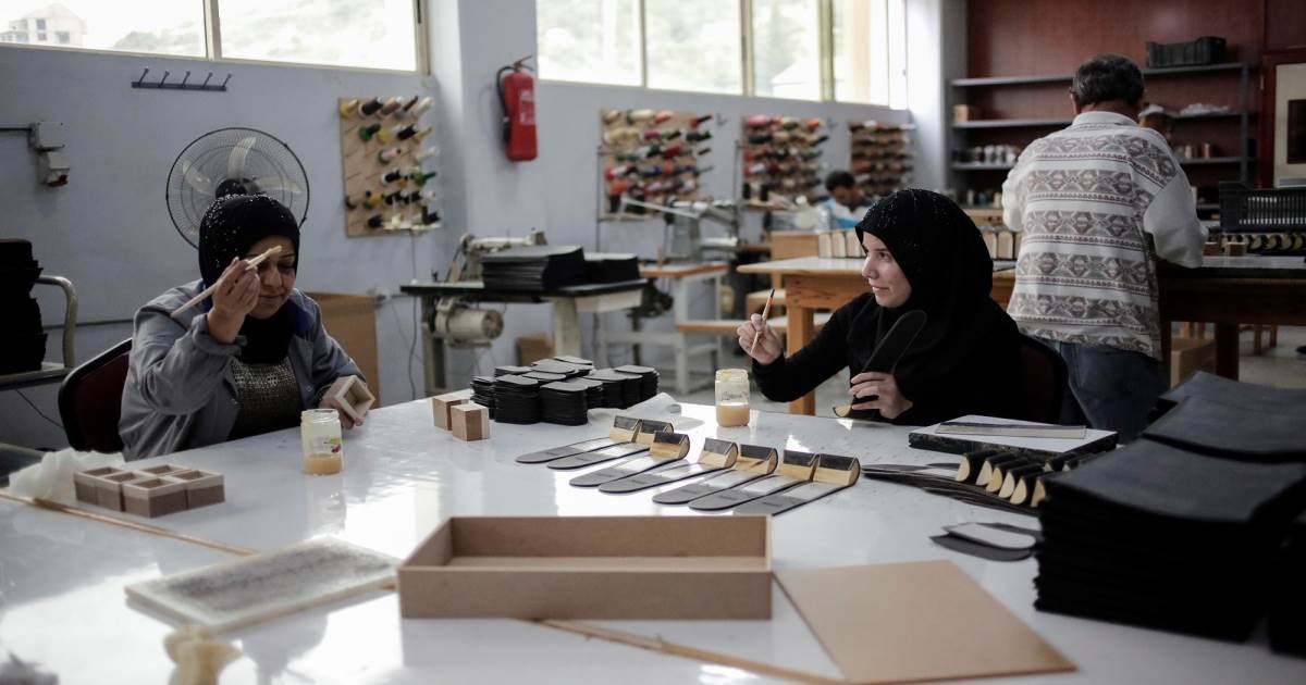 بالأرقام.. هذه حقيقة رواتب العمال وهكذا تتراكم أرباح المؤسسات