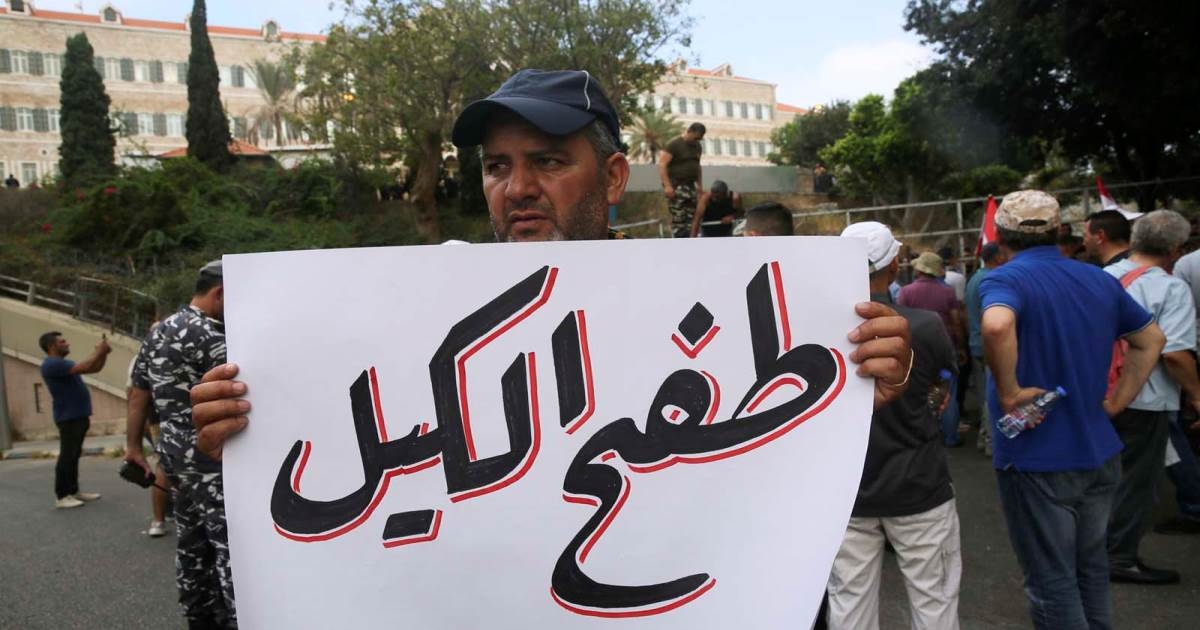الإصلاحات المنتظرة: رواتب بآلاف الدولارات لموظّفين "خمس نجوم"